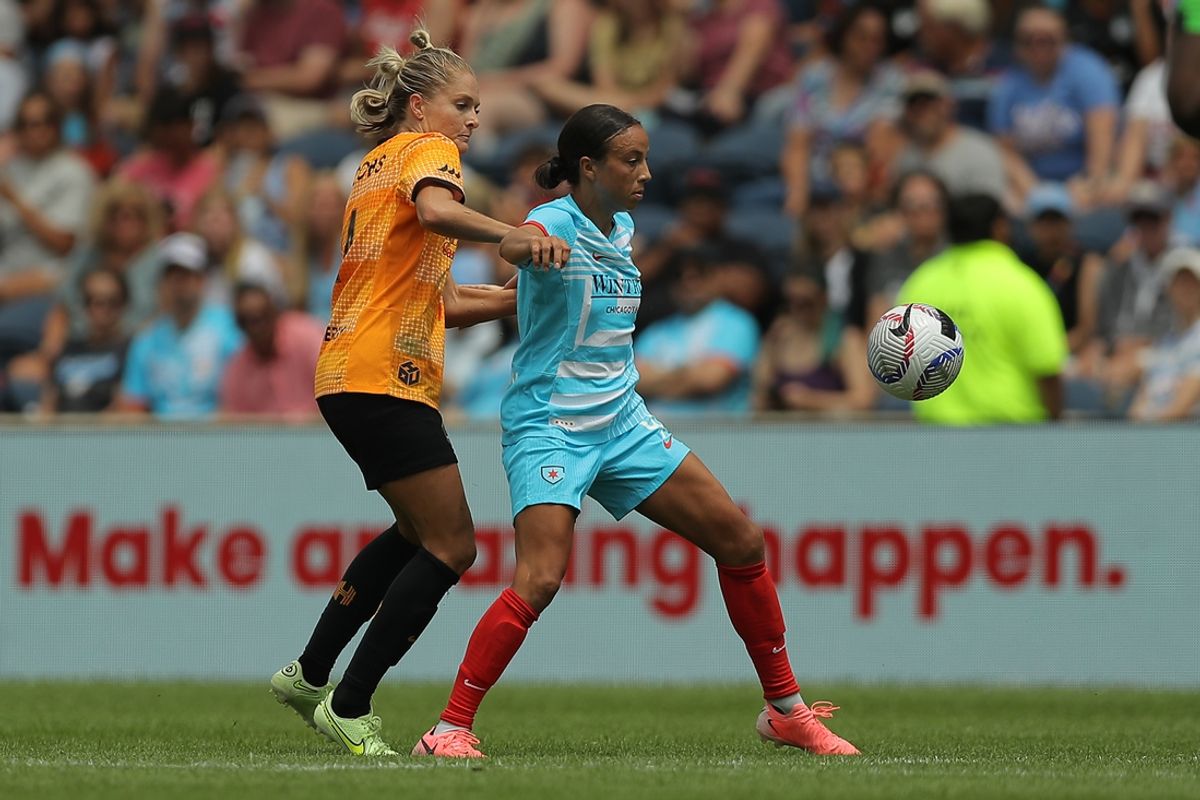Jul 6, 2024; Bridgeview, Illinois, USA; Houston Dash defender Natalie Jacobs (4) and Chicago Red Stars forward Mallory Swanson (9) battle for the ball during the second half at SeatGeek Stadium. Mandatory Credit: Melissa Tamez-Imagn Images