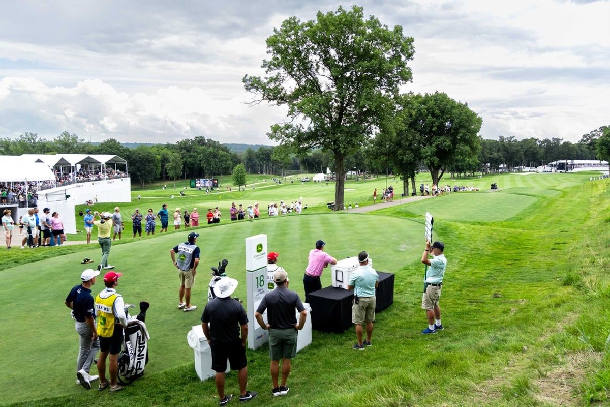 Uma visão geral de Zach Johnson acertando sua tacada inicial no buraco 18 durante a rodada final do torneio de golfe John Deere Classic de 2024. Crédito obrigatório: Joseph Cress-Imagn Images