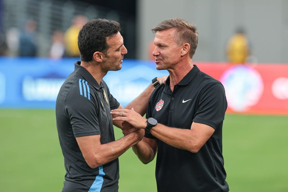 Jul 9, 2024; East Rutherford, NJ, USA; Argentinas head coach Lionel Scaloni, left, talks with Canada head coach Jesse Marsch before the match at Metlife Stadium. Mandatory Credit: Vincent Carchietta-USA TODAY Sports