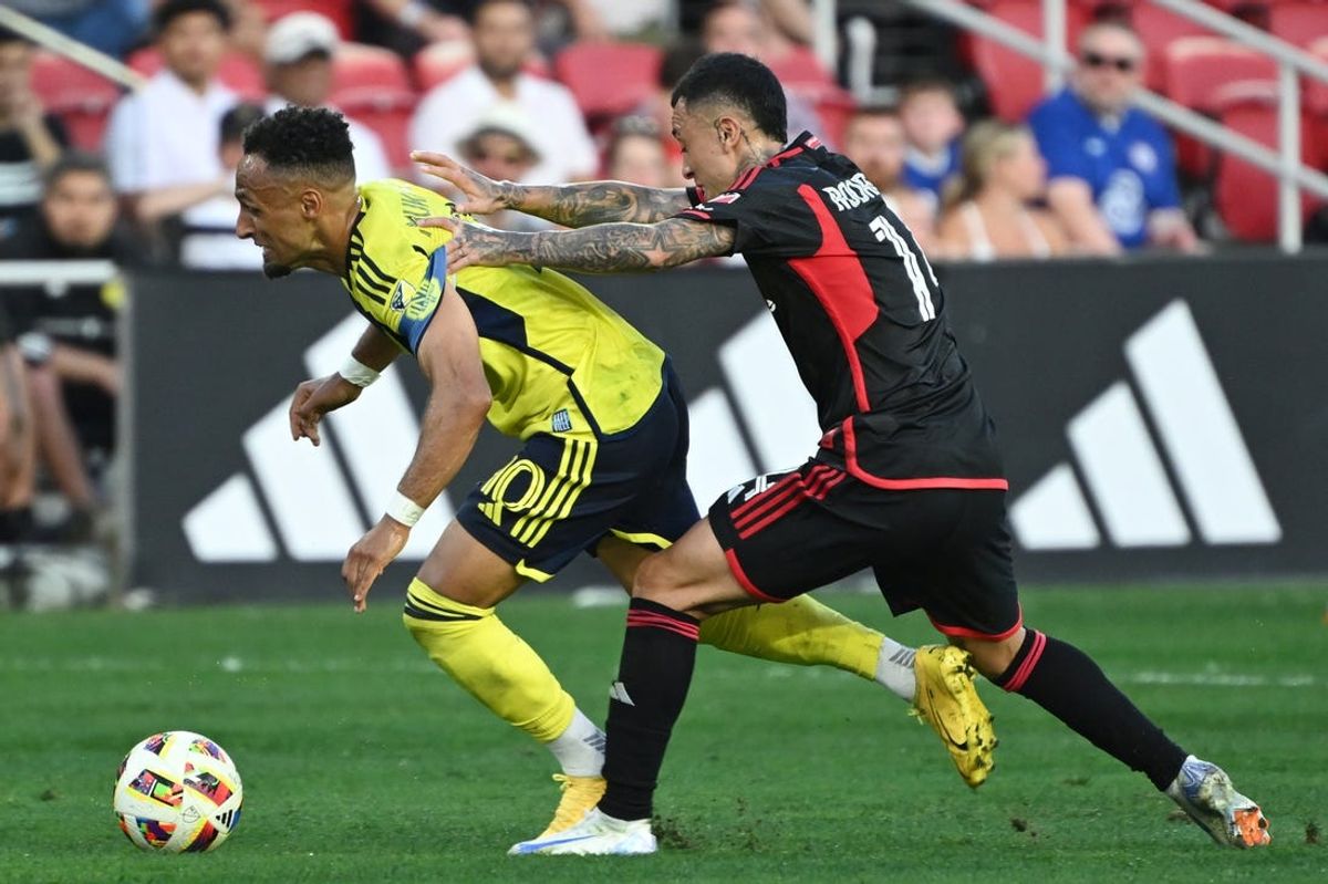 Jul 13, 2024; Washington, District of Columbia, USA; Nashville SC midfielder Hany Mukhtar (10) and D.C. United midfielder Martin Rodriguez (14) battle for the ball in the first half at Audi Field. Mandatory Credit: Rafael Suanes-USA TODAY Sports