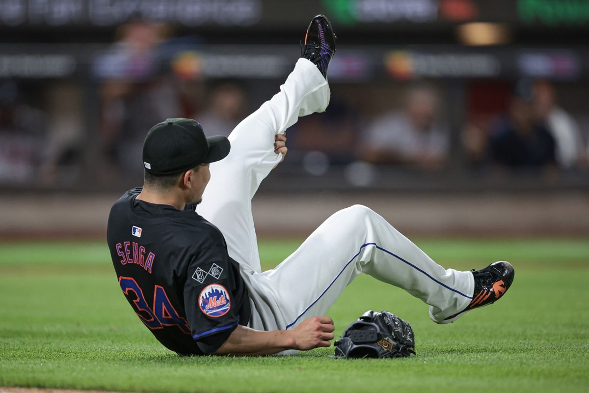 Jul 26, 2024; New York City, New York, USA; New York Mets starting pitcher Kodai Senga (34) reacts after an injury during the sixth inning against the Atlanta Braves at Citi Field. Mandatory Credit: Vincent Carchietta-USA TODAY Sports