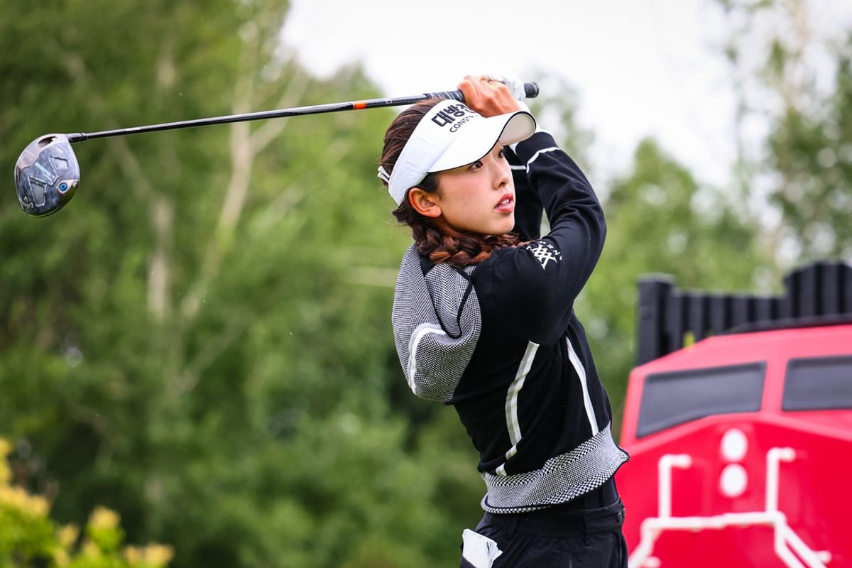 Jul 27, 2024; Calgary, Alberta, CAN; Yealimi Noh plays her shot from the first tee during the third round of the CPKC Women's Open golf tournament. Mandatory Credit: Sergei Belski-Imagn Images