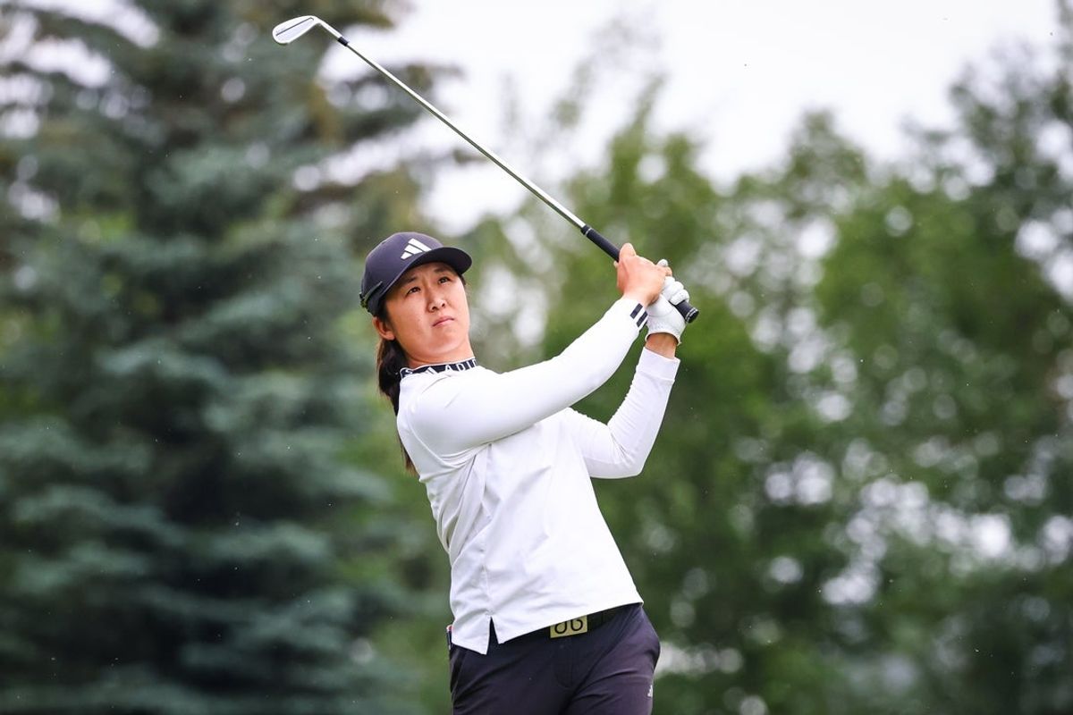 27 de julho de 2024; Calgary, Alberta, CAN; Jing Yan dá sua tacada no segundo buraco durante a terceira rodada do torneio de golfe CPKC Women's Open. Crédito obrigatório: Sergei Belski-Imagn Images