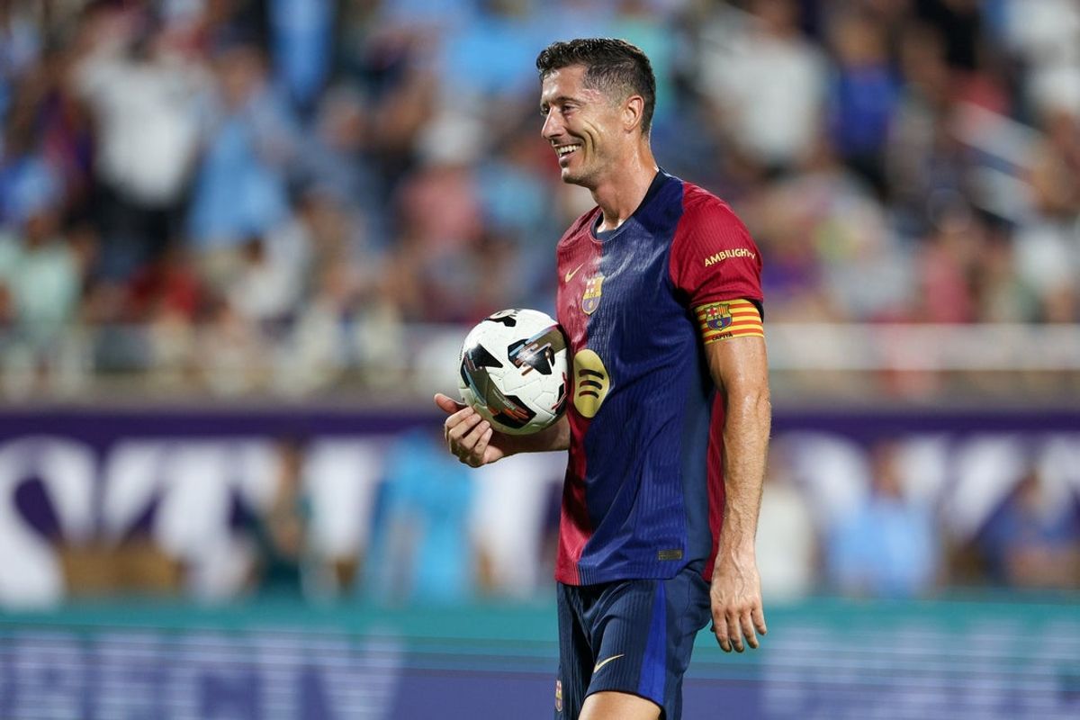 Jul 30, 2024; Orlando, FL, USA; Barcelona forward Robert Lewandowski (9) gets ready to take a penalty kick in a tie breaker during a Champions Tour friendly match against Manchester City at Camping World Stadium. Mandatory Credit: Nathan Ray Seebeck-Imagn Images
