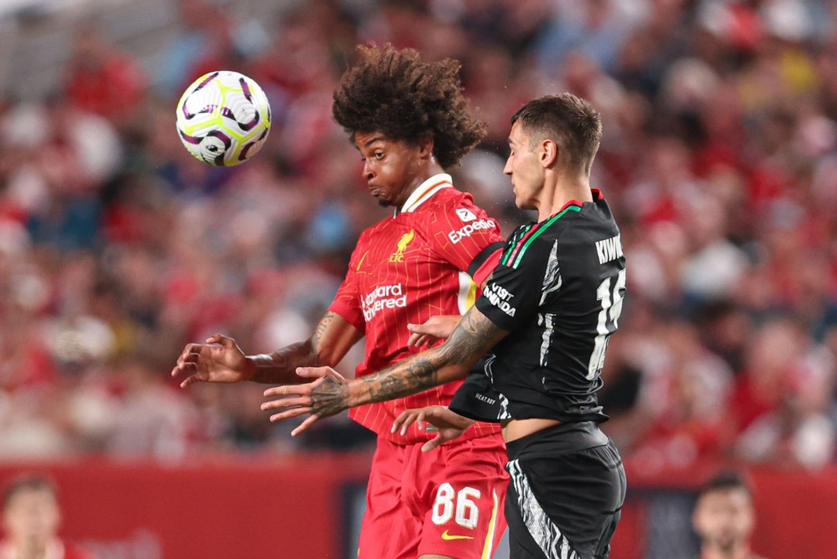 Jul 31, 2024; Philadelphia, PA, USA; Liverpool forward Harvey Blair (86) and Arsenal defender Jakub Kiwior (15) go for a header during the second half at Lincoln Financial Field. Mandatory Credit: Bill Streicher-Imagn Images