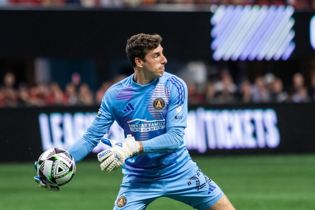 Aug 4, 2024; Atlanta, Georgia, USA; Atlanta United goalkeeper Josh Cohen (22) throws the ball in play against Santos Laguna during the first half at Mercedes-Benz Stadium. Mandatory Credit: Jordan Godfree-Imagn Images