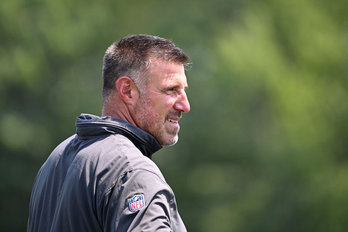 Aug 4, 2024; Cleveland Browns advisor Mike Vrabel during practice at the Browns training facility in Berea, Ohio. Mandatory Credit: Bob Donnan-Imagn Images