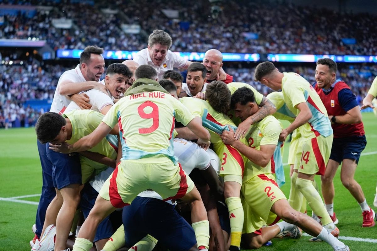 Aug 9, 2024; Paris, France; Spain forward Sergio Capello (21) celebrates with teammates after scoring a goal against France during the second period of extra time in the men's soccer gold medal match during the Paris 2024 Olympic Summer Games at Parc des Princes. Mandatory Credit: Jack Gruber-Imagn Images