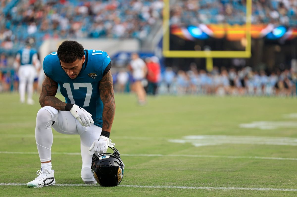 Jacksonville Jaguars tight end Evan Engram (17) prays before a preseason NFL football game Saturday, Aug. 10, 2024 at EverBank Stadium in Jacksonville, Fla. The Jacksonville Jaguars defeated the Kansas City Chiefs 26-13. [Corey Perrine/Florida Times-Union]