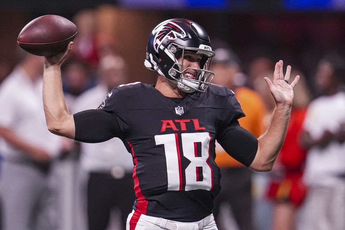 Atlanta Falcons quarterback Kirk Cousins (18) warms up on the field before the game against the Jacksonville Jaguars at Mercedes-Benz Stadium. Mandatory Credit: Dale Zanine-USA TODAY Sports