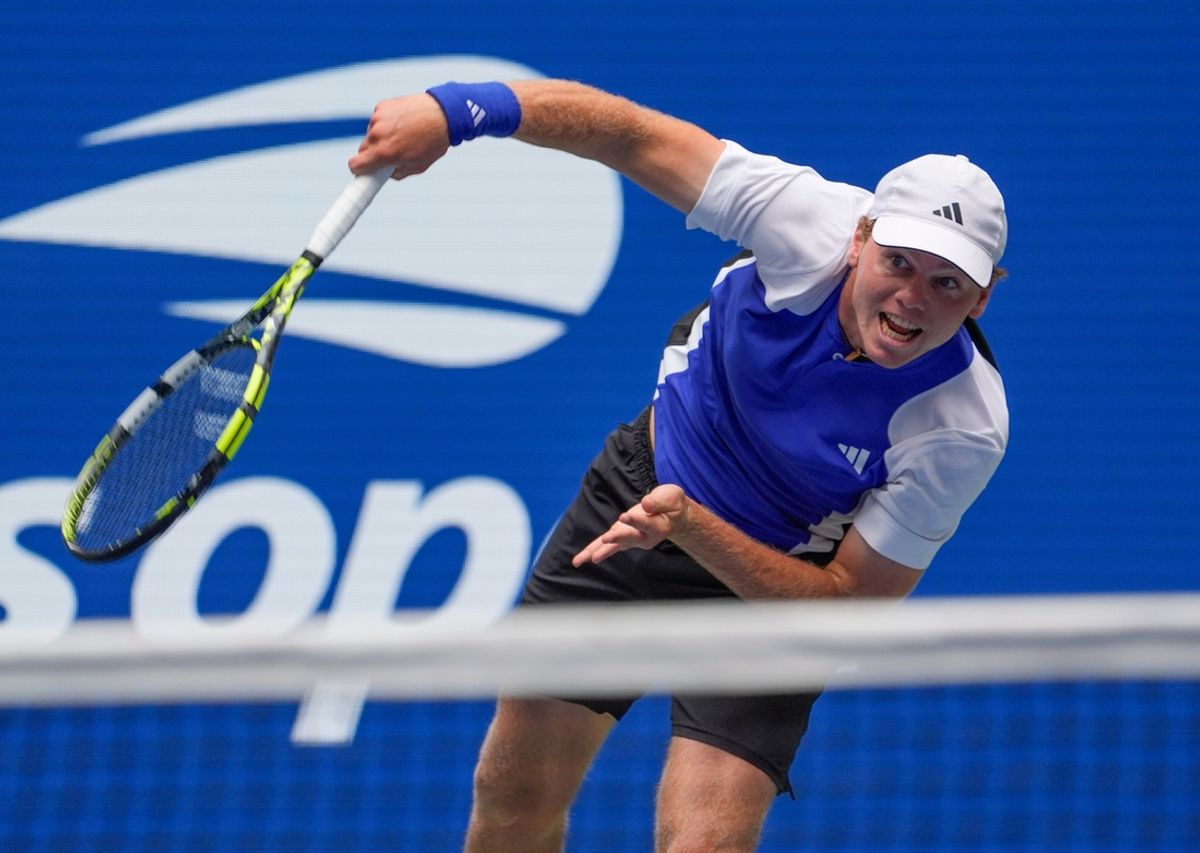 Aug 29, 2024; Flushing, NY, USA;  Alex Michelsen (USA) hits to Jannik Sinner (ITA) on day four of the 2024 U.S. Open tennis tournament at USTA Billie Jean King National Tennis Center. Mandatory Credit: Robert Deutsch-Imagn Images
