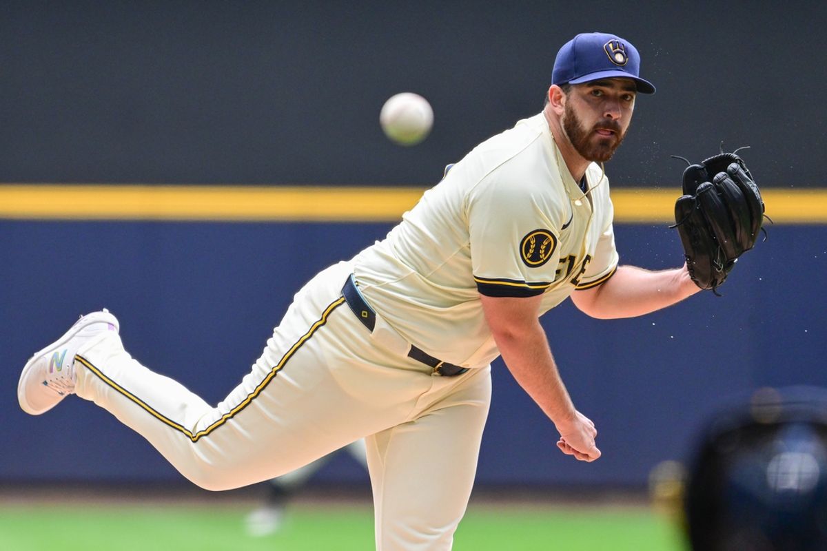 Aug 29, 2024; Milwaukee, Wisconsin, USA; Milwaukee Brewers starting pitcher Aaron Civale (32) pitches in the first inning against the San Francisco Giants at American Family Field. Mandatory Credit: Benny Sieu-Imagn Images
