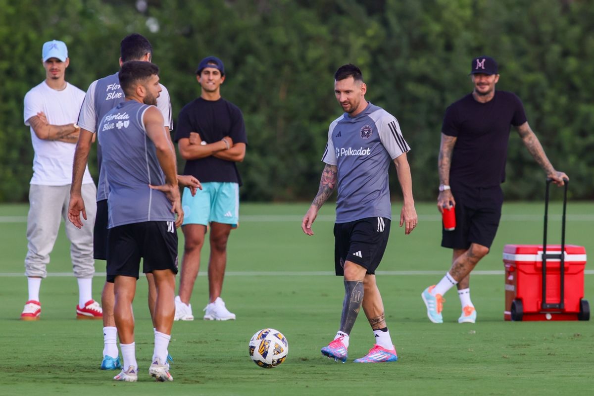 Aug 30, 2024; Fort Lauderdale, Florida, USA; Inter Miami CF forward Lionel Messi (10) works out during practice at Florida Blue Training Center. Mandatory Credit: Sam Navarro-Imagn Images