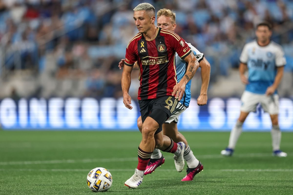 Aug 31, 2024; Charlotte, North Carolina, USA;  Atlanta United midfielder Bartosz Slisz (6) dribbles the ball during the first half against Charlotte FC at Bank of America Stadium. Mandatory Credit: Cory Knowlton-USA TODAY Sports