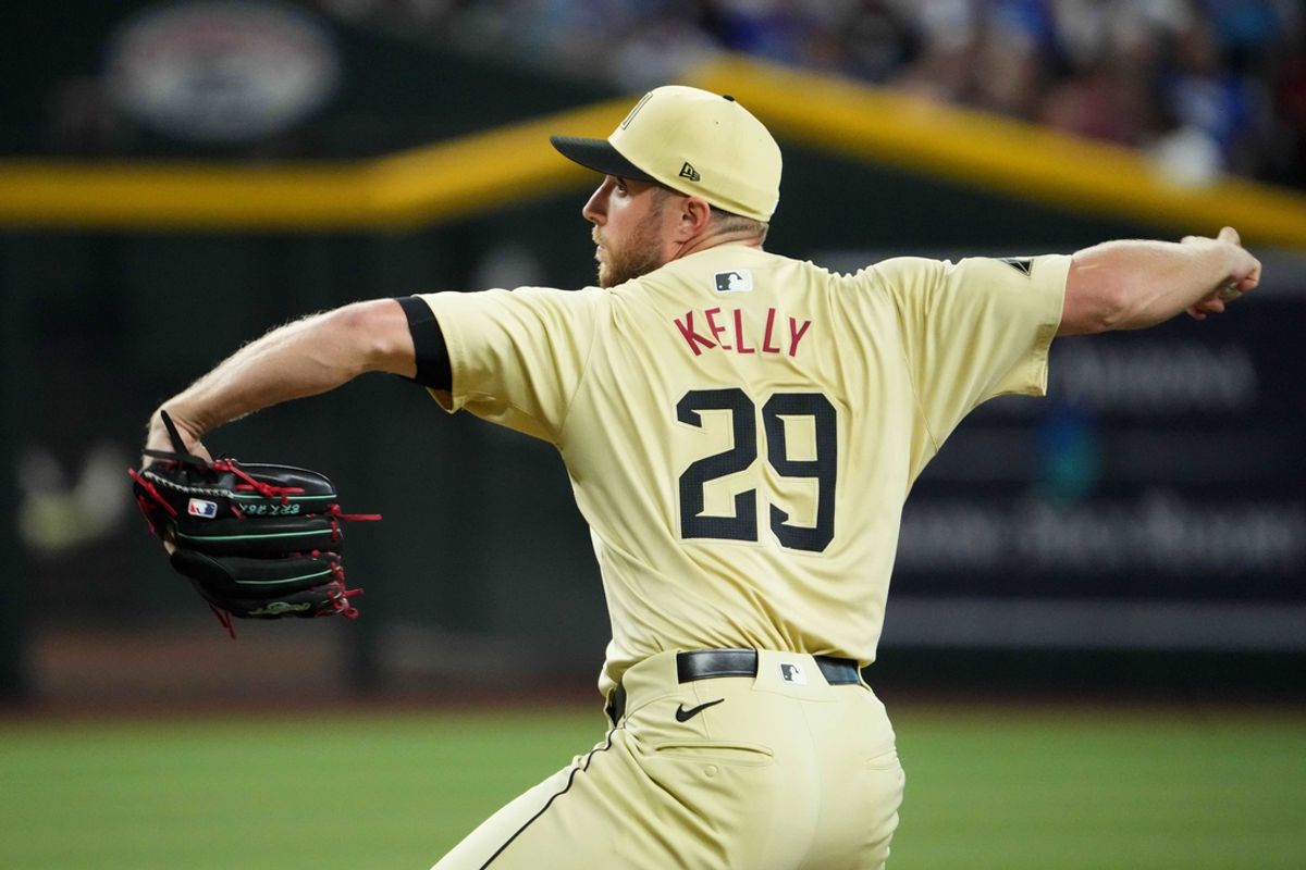 Aug 31, 2024; Phoenix, Arizona, USA; Arizona Diamondbacks pitcher Merrill Kelly (29) pitches against the Los Angeles Dodgers during the first inning at Chase Field. Mandatory Credit: Joe Camporeale-Imagn Images