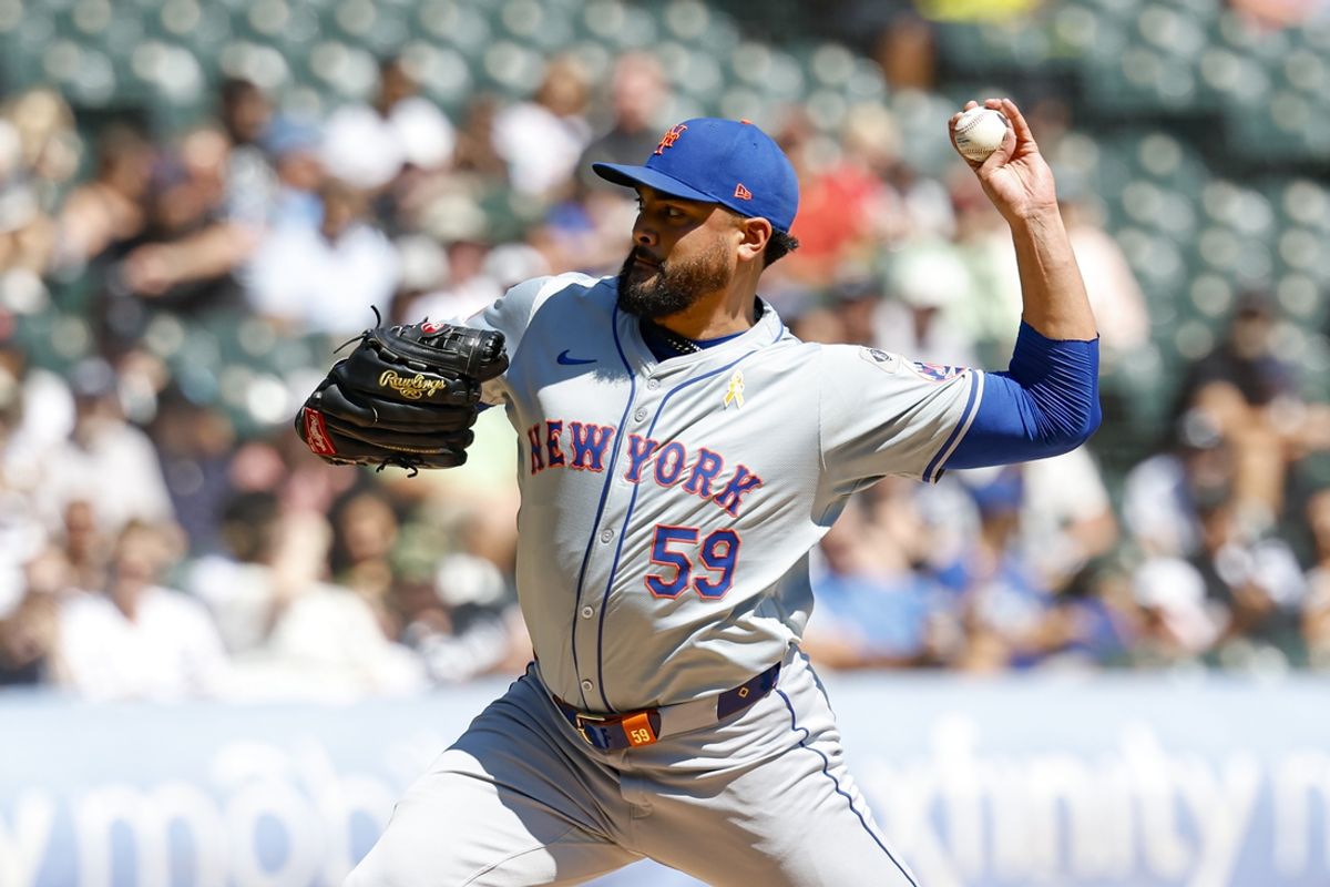 Sep 1, 2024; Chicago, Illinois, USA; New York Mets starting pitcher Sean Manaea (59) delivers a pitch against the Chicago White Sox during the first inning at Guaranteed Rate Field. Mandatory Credit: Kamil Krzaczynski-USA TODAY Sports