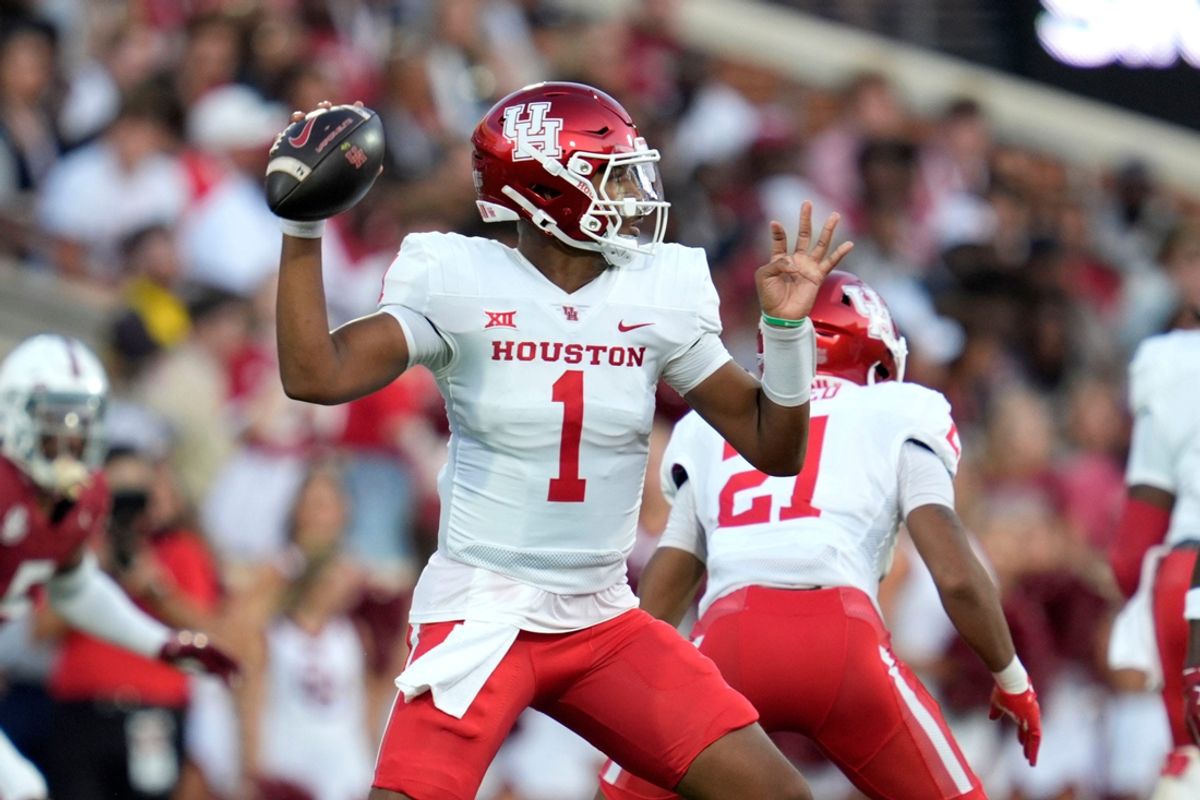 Houston Cougars quarterback Donovan Smith (1) throws a pass during a college football game between the University of Oklahoma Sooners (OU) and the Houston Cougars at Gaylord Family – Oklahoma Memorial Stadium in Norman, Okla., Saturday, Sept. 7, 2024.
