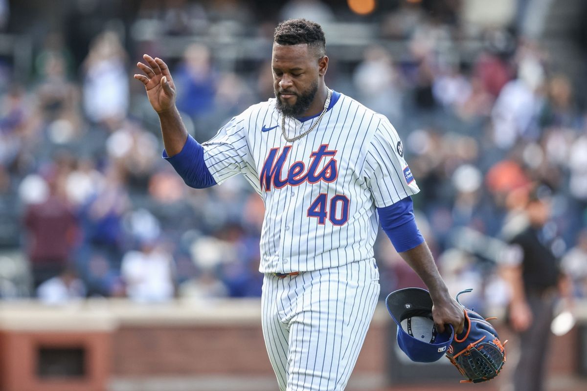 Sep 8, 2024; New York City, New York, USA;  New York Mets starting pitcher Luis Severino (40) waves to the crowd in the seventh inning against the Cincinnati Reds at Citi Field. Mandatory Credit: Wendell Cruz-Imagn Images