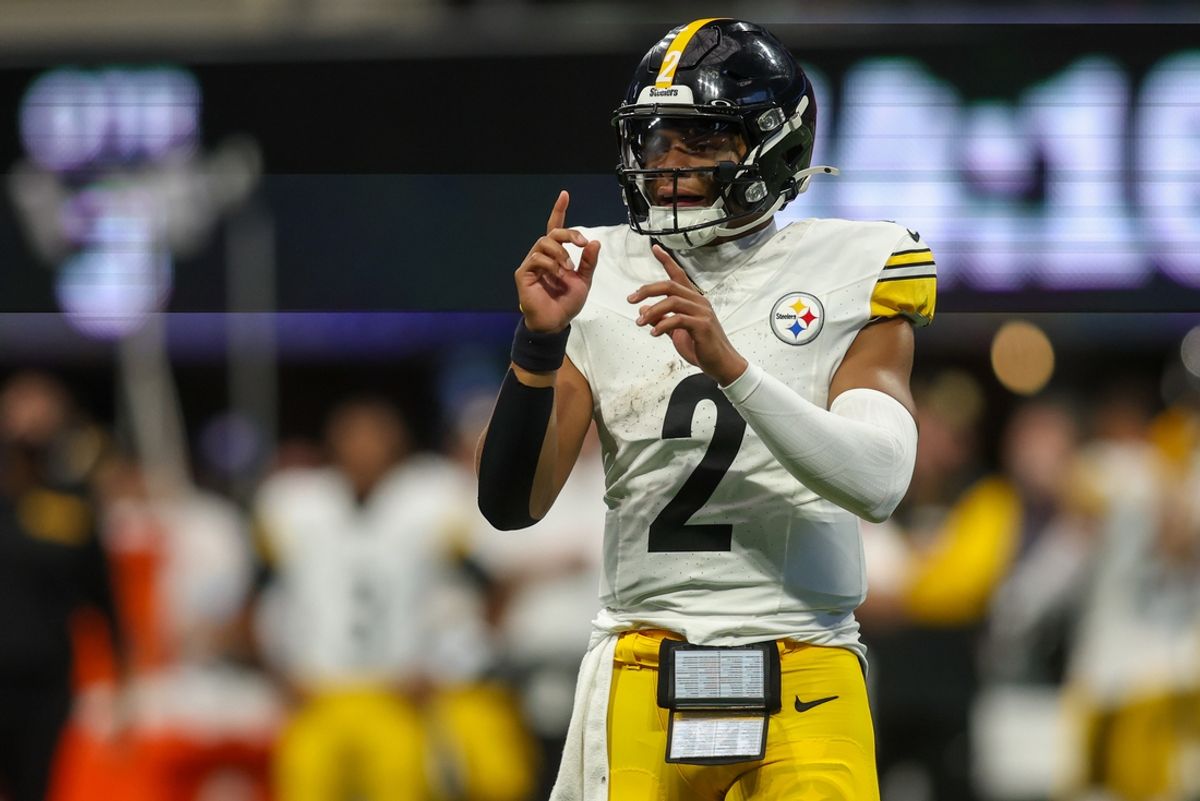 Sep 8, 2024; Atlanta, Georgia, USA; Pittsburgh Steelers quarterback Justin Fields (2) in action against the Atlanta Falcons in the third quarter at Mercedes-Benz Stadium. Mandatory Credit: Brett Davis-Imagn Images