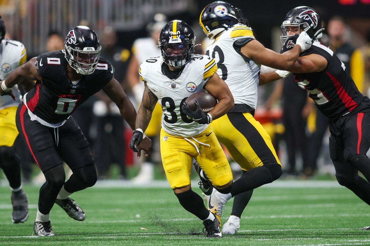 Sep 8, 2024; Atlanta, Georgia, USA; Pittsburgh Steelers running back Jaylen Warren (30) runs the ball against the Atlanta Falcons in the fourth quarter at Mercedes-Benz Stadium. Mandatory Credit: Brett Davis-Imagn Images