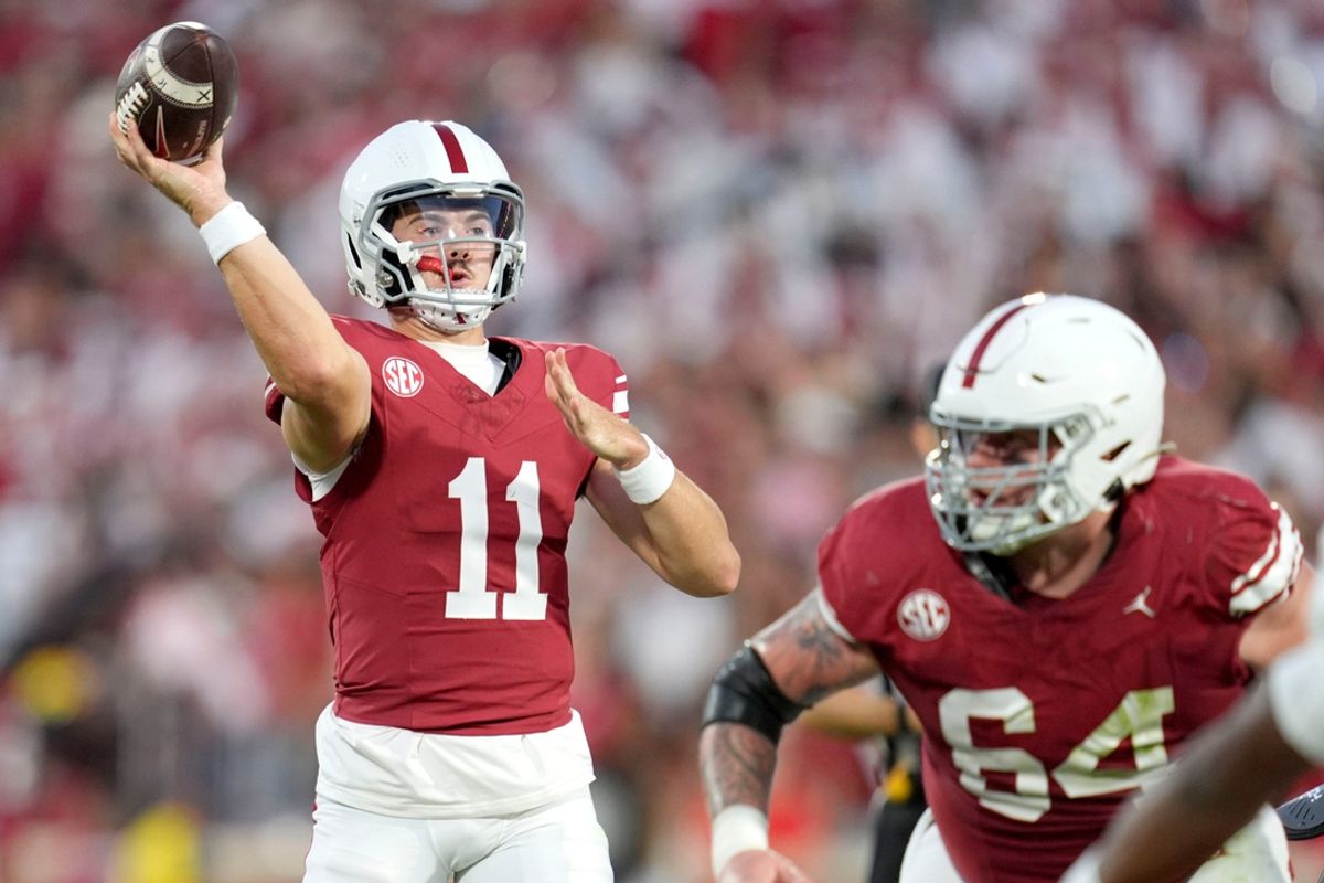 Oklahoma Sooners quarterback Jackson Arnold (11) throws a pass during a college football game between the University of Oklahoma Sooners (OU) and the Houston Cougars at Gaylord Family – Oklahoma Memorial Stadium in Norman, Okla., Saturday, Sept. 7, 2024.
