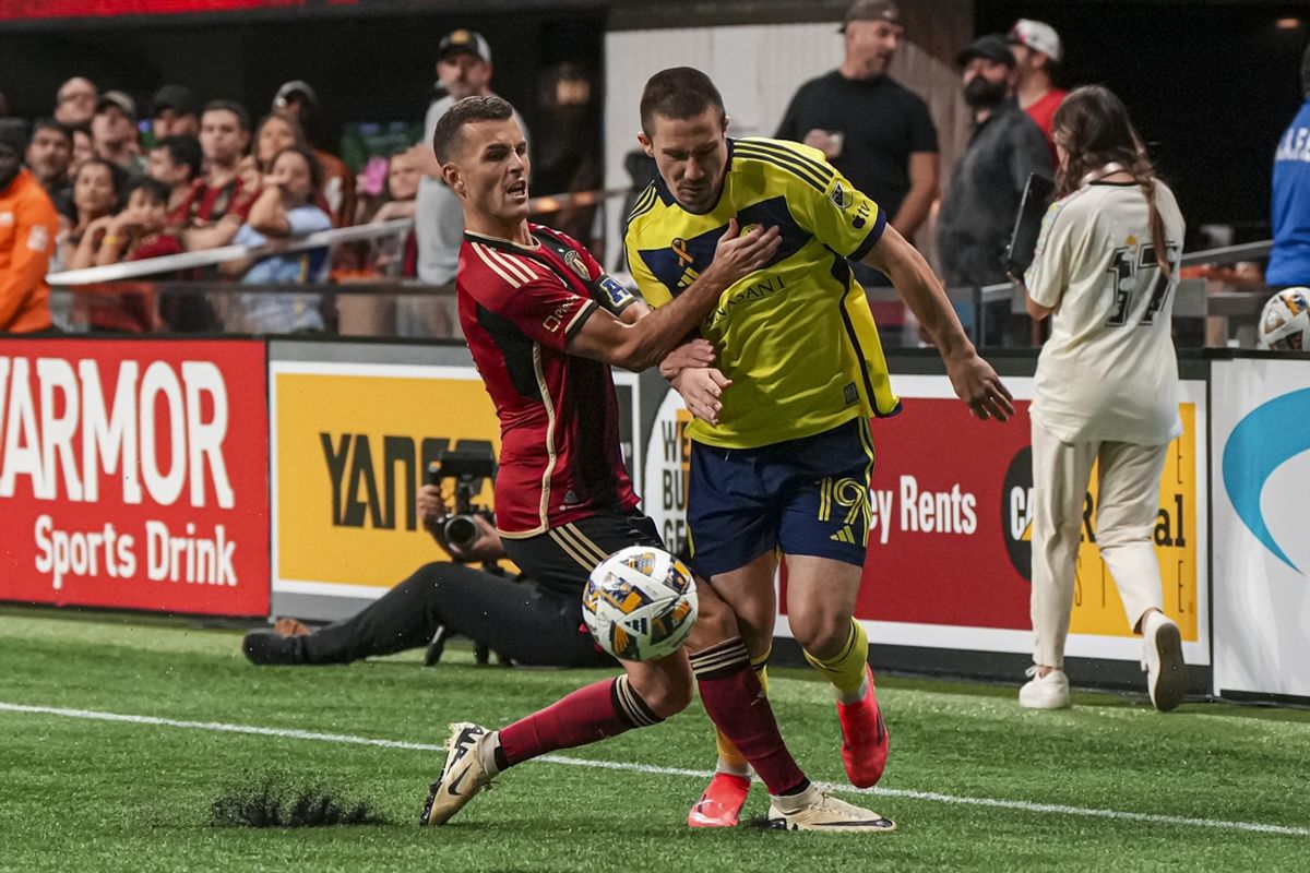 Sep 14, 2024; Atlanta, Georgia, USA; Nashville SC midfielder Alex Muyl (19) controls the ball against Atlanta United defender Brooks Lennon (11) during the first half at Mercedes-Benz Stadium. Mandatory Credit: Dale Zanine-Imagn Images