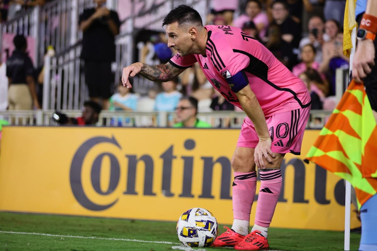 Sep 14, 2024; Fort Lauderdale, Florida, USA; Inter Miami forward Lionel Messi (10) prepares to take a corner kick in the second half against the Philadelphia Union at Chase Stadium. Mandatory Credit: Sam Navarro-Imagn Images