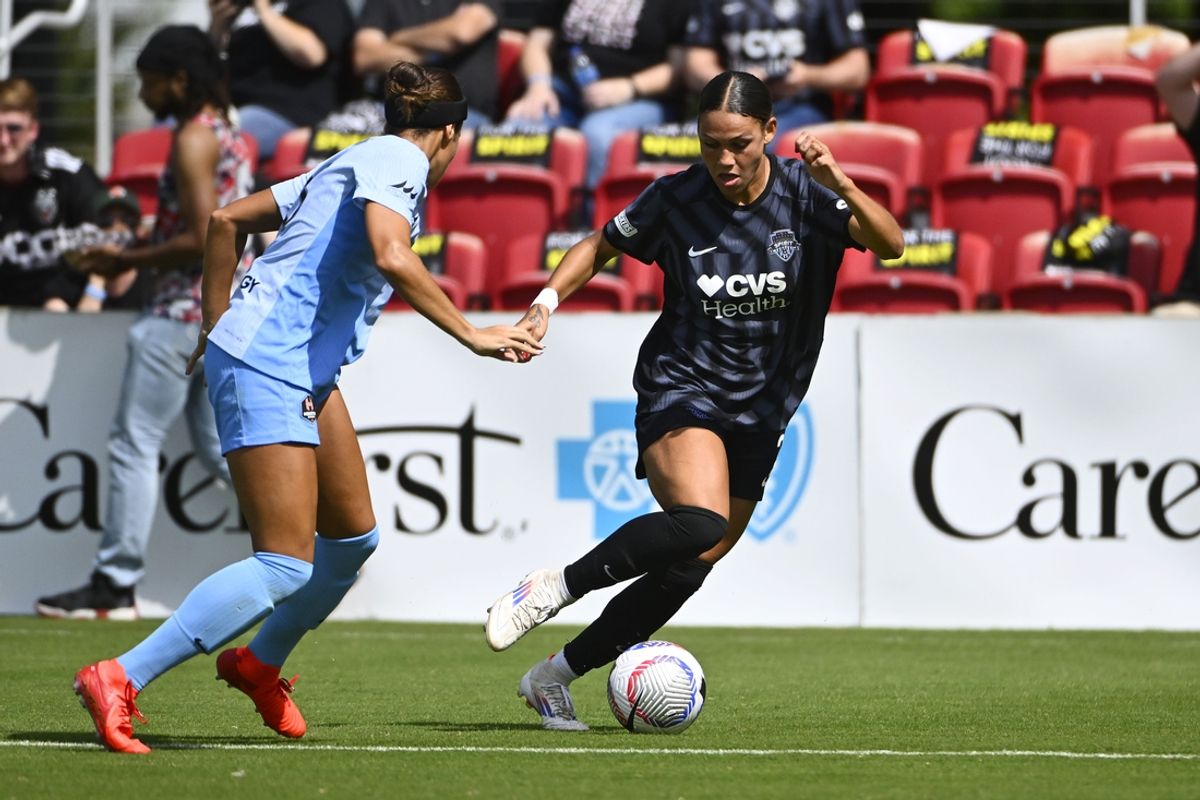 Sep 15, 2024; Washington, District of Columbia, USA; Washington Spirit forward Trinity Rodman (2) controls the ball as Houston Dash defender Jyllissa Harris (33) defends during the second half at Audi Field. Mandatory Credit: Brad Mills-Imagn Images