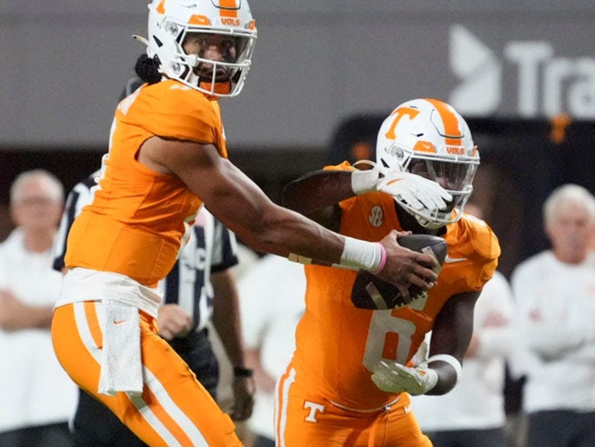 Tennessee quarterback Nico Iamaleava (8) fakes a handoff to running back Dylan Sampson (6) during the NCAA college football game against Kent State on Saturday, September 14, 2024, in Knoxville, Tenn.