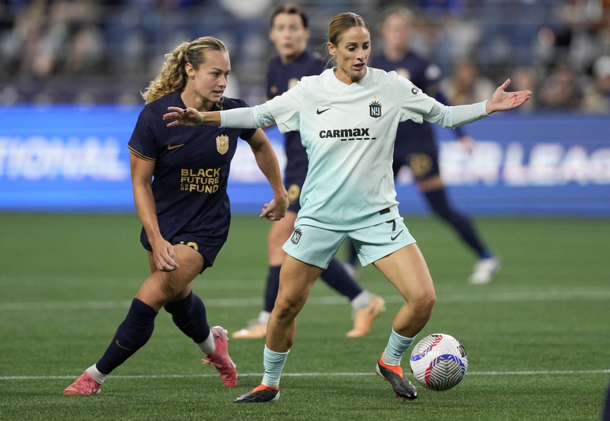 Sep 16, 2024; Seattle, Washington, USA; NJ/NY Gotham FC forward Esther Gonzalez (9) dribbles against Seattle Reign FC midfielder Jaelin Howell (16) during the second half at Lumen Field. Mandatory Credit: Stephen Brashear-Imagn Images