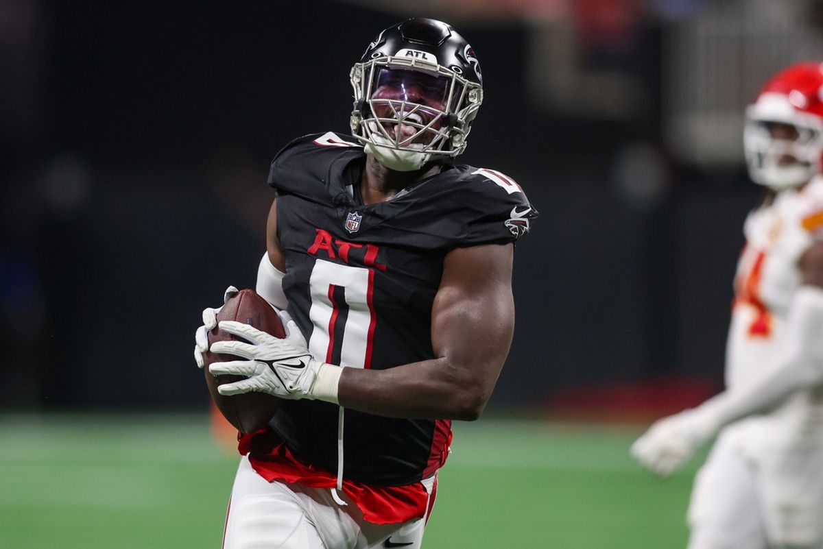Sep 22, 2024; Atlanta, Georgia, USA; Atlanta Falcons linebacker Lorenzo Carter (0) celebrates after a defensive stop against the Kansas City Chiefs in the fourth quarter at Mercedes-Benz Stadium. Mandatory Credit: Brett Davis-Imagn Images
