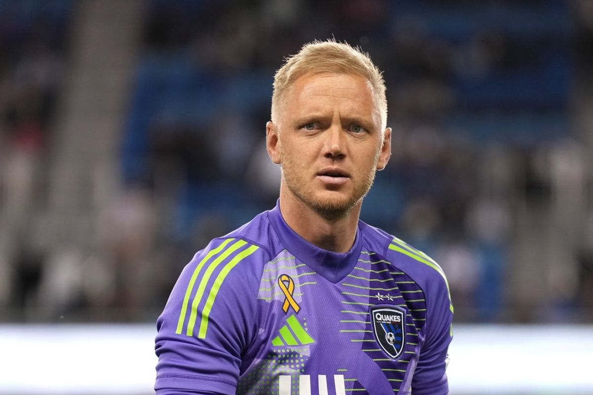 Sep 21, 2024; San Jose, California, USA; San Jose Earthquakes goalkeeper William Yarbrough (25) before the game against St. Louis CITY SC at PayPal Park. Mandatory Credit: Darren Yamashita-Imagn Images