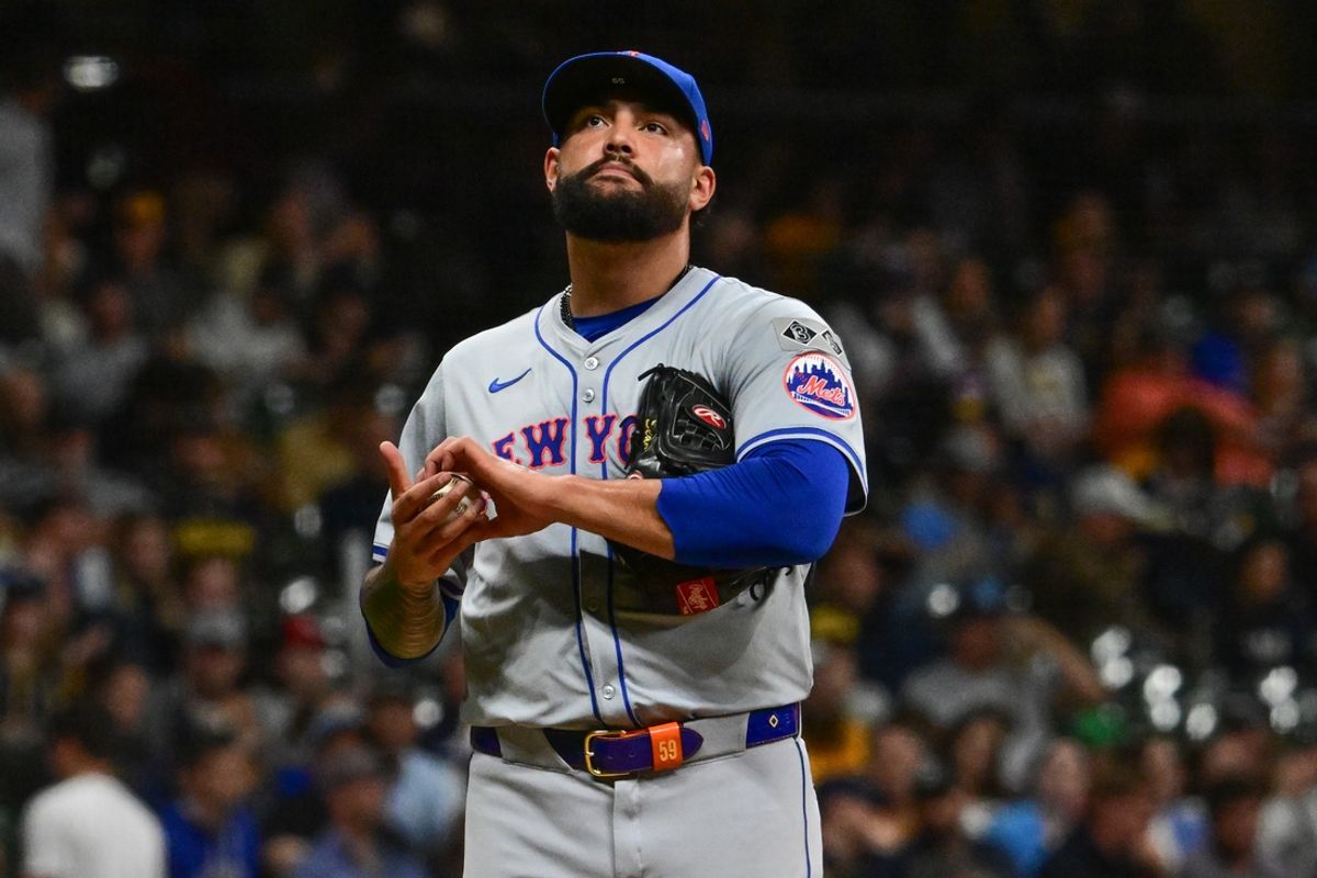 Sep 27, 2024; Milwaukee, Wisconsin, USA;  New York Mets pitcher Sean Manaea (59) reacts during a pitching change in the fourth inning against the Milwaukee Brewers at American Family Field. Mandatory Credit: Benny Sieu-Imagn Images