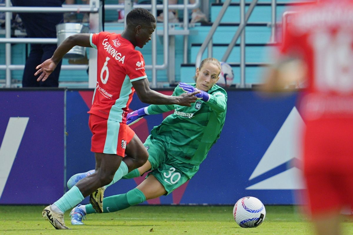 Sep 28, 2024; Kansas City, Missouri, USA; Kansas City Current forward Temwa Chawinga (6) scores a goal against NJ/NY Gotham FC goalkeeper Ann-Katrin Berger (30) during the second half at CPKC Stadium. Mandatory Credit: Jay Biggerstaff-Imagn Images