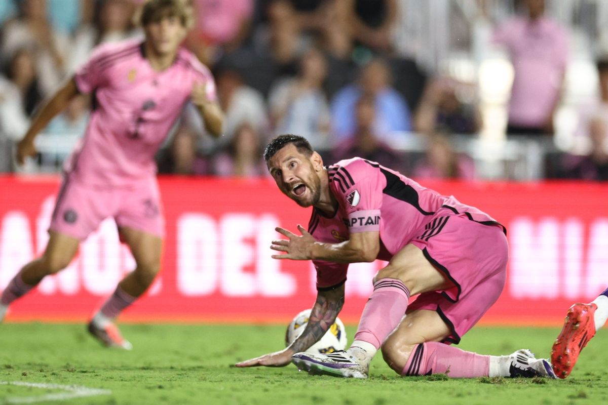 Sep 28, 2024; Fort Lauderdale, Florida, USA; Inter Miami CF forward Lionel Messi (10) plays the ball in the second half against the Charlotte FC at Chase Stadium. Mandatory Credit: Nathan Ray Seebeck-Imagn Images