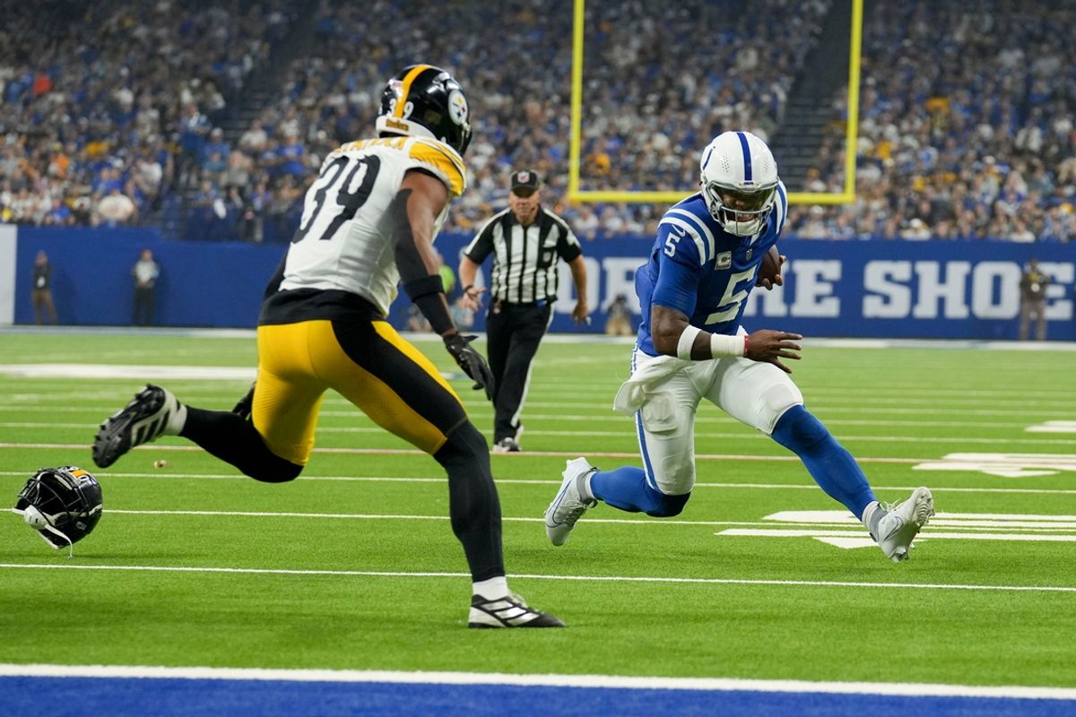 Indianapolis Colts quarterback Anthony Richardson (5) rushes the ball as Pittsburgh Steelers safety Minkah Fitzpatrick (39) closes in Sunday, Sept. 29, 2024, during a game against the Pittsburgh Steelers at Lucas Oil Stadium in Indianapolis.