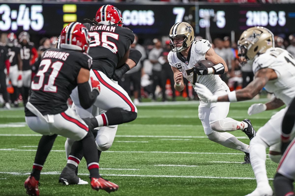 Sep 29, 2024; Atlanta, Georgia, USA; New Orleans Saints tight end Taysom Hill (7) runs for a touchdown against the Atlanta Falcons during the second quarter at Mercedes-Benz Stadium. Mandatory Credit: Dale Zanine-Imagn Images