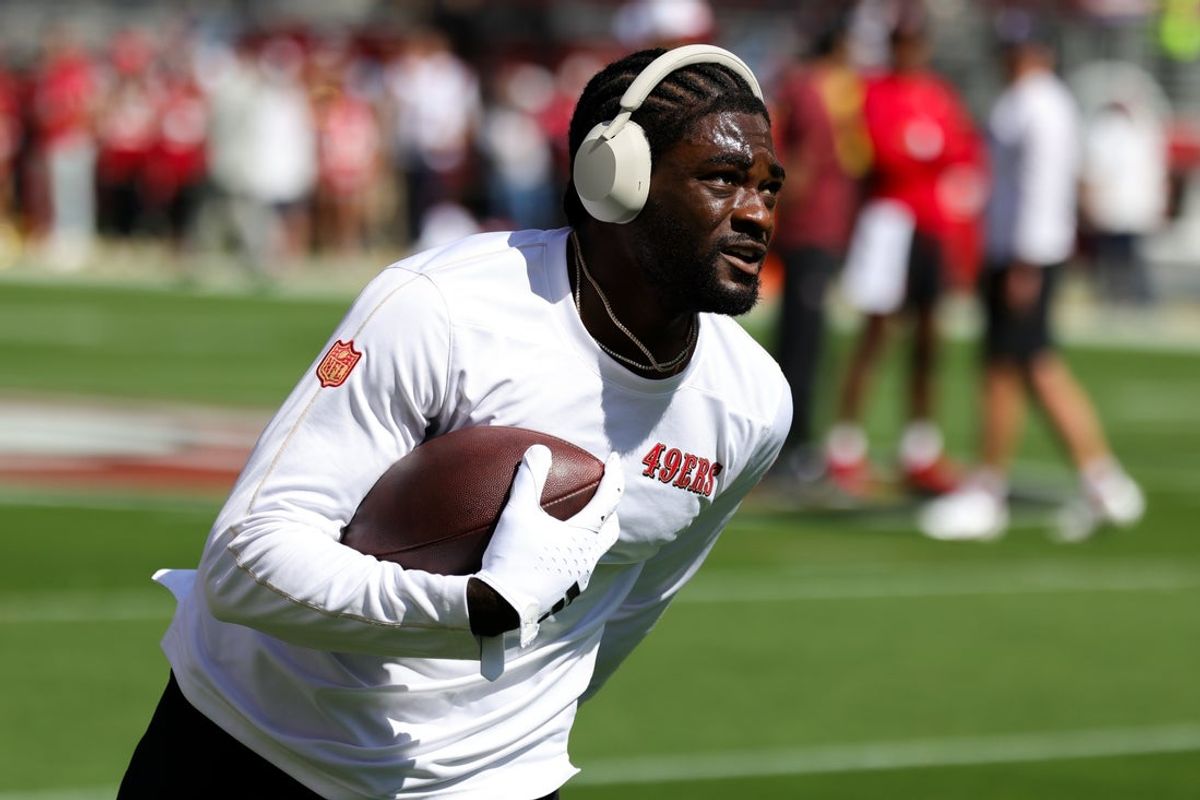 29 de setembro de 2024; Santa Clara, Califórnia, EUA; O wide receiver do San Francisco 49ers, Brandon Aiyuk (11), se aquece antes do jogo contra o New England Patriots no Levi's Stadium. Crédito obrigatório: Sergio Estrada-Imagn Images