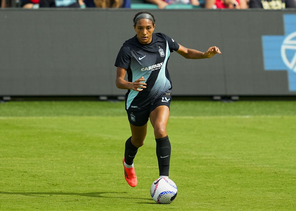 Sep 28, 2024; Kansas City, Missouri, USA; NJ/NY Gotham FC forward Crystal Dunn (19) controls the ball during the second half against the Kansas City Current at CPKC Stadium. Mandatory Credit: Jay Biggerstaff-Imagn Images