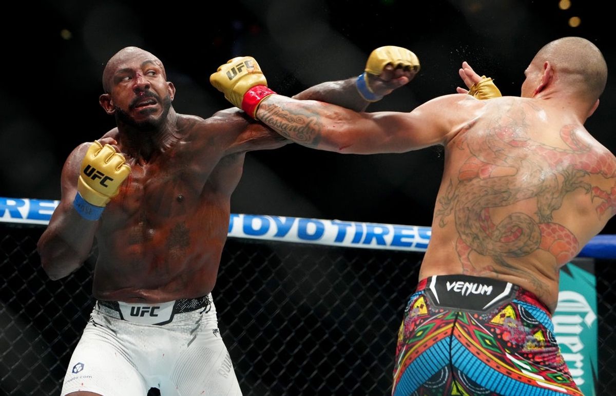Oct 5, 2024; Salt Lake City, Utah, USA; Alex Pereira (red gloves) fights Khalil Rountree Jr. (blue gloves) in a light heavyweight title bout during UFC 307 at Delta Center. Mandatory Credit: Stephen R. Sylvanie-Imagn Images