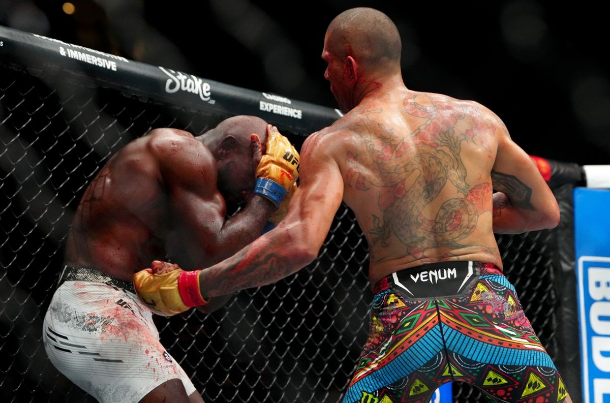 Oct 5, 2024; Salt Lake City, Utah, USA; Alex Pereira (red gloves) fights Khalil Rountree Jr. (blue gloves) in a light heavyweight title bout during UFC 307 at Delta Center. Mandatory Credit: Stephen R. Sylvanie-Imagn Images