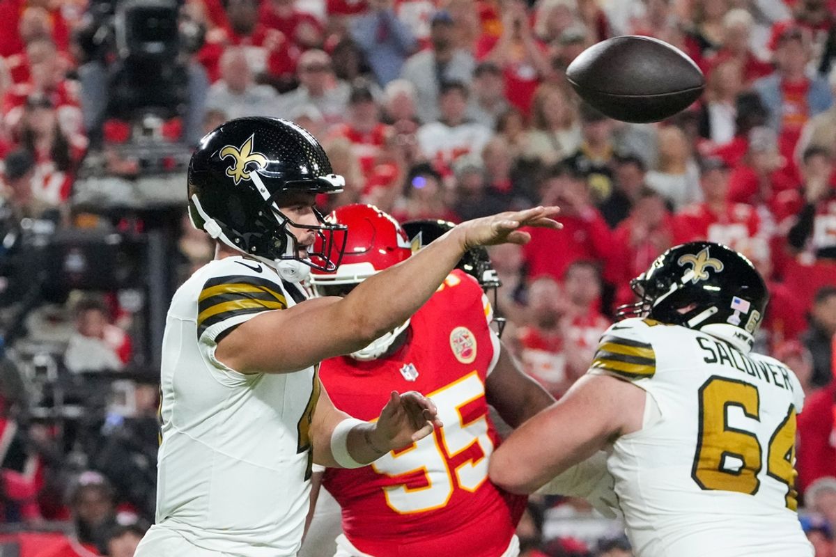 Oct 7, 2024; Kansas City, Missouri, USA; New Orleans Saints quarterback Derek Carr (4) throws a pass against the Kansas City Chiefs during the first half at GEHA Field at Arrowhead Stadium. Mandatory Credit: Denny Medley-Imagn Images