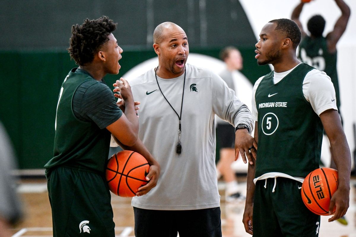 Michigan State's assistant coach Thomas Kelley, center, talks with Jeremy Fears Jr., left, and Tre Holloman in practice during men's basketball media day on Thursday, Oct. 17, 2024, at the Breslin Center in East Lansing.