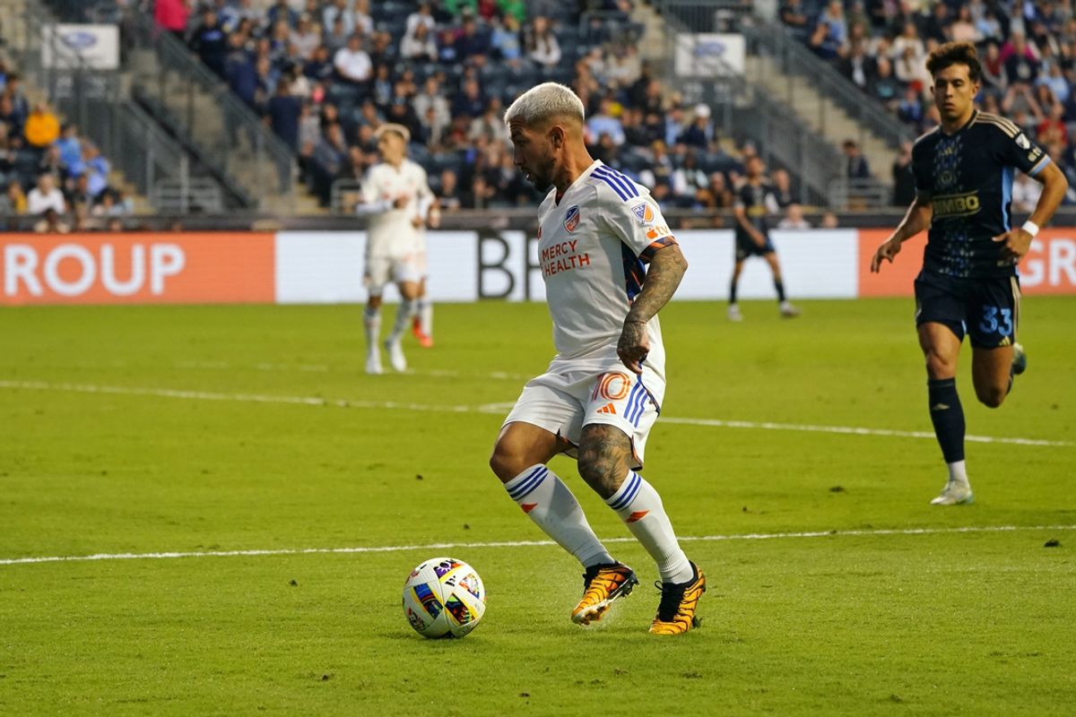 Oct 19, 2024; Philadelphia, Pennsylvania, USA; FC Cincinnati midfielder Luciano Acosta (10) controls the ball against the Philadelphia Union during the first half at Subaru Park. Mandatory Credit: Gregory Fisher-Imagn Images
