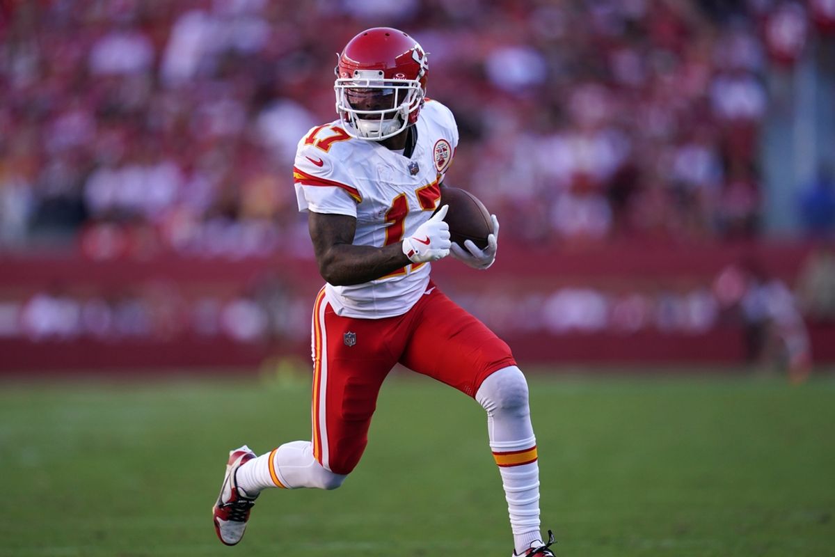 Oct 20, 2024; Santa Clara, California, USA; /Kansas City Chiefs wide receiver Mecole Hardman (17) runs for a touchdown against the San Francisco 49ers in the fourth quarter at Levi's Stadium. Mandatory Credit: Cary Edmondson-Imagn Images