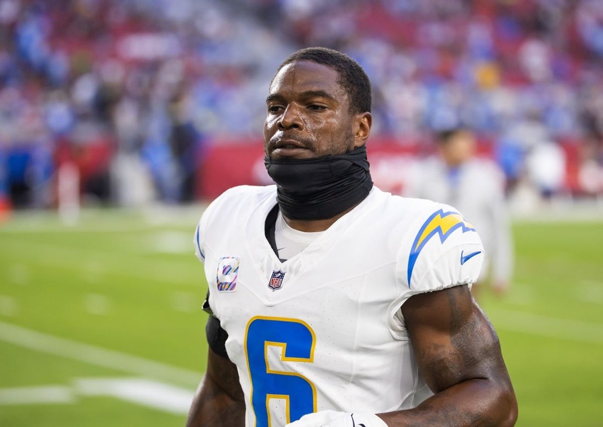 Oct 21, 2024; Glendale, Arizona, USA; Los Angeles Chargers linebacker Denzel Perryman (6) against the Arizona Cardinals at State Farm Stadium. Mandatory Credit: Mark J. Rebilas-Imagn Images