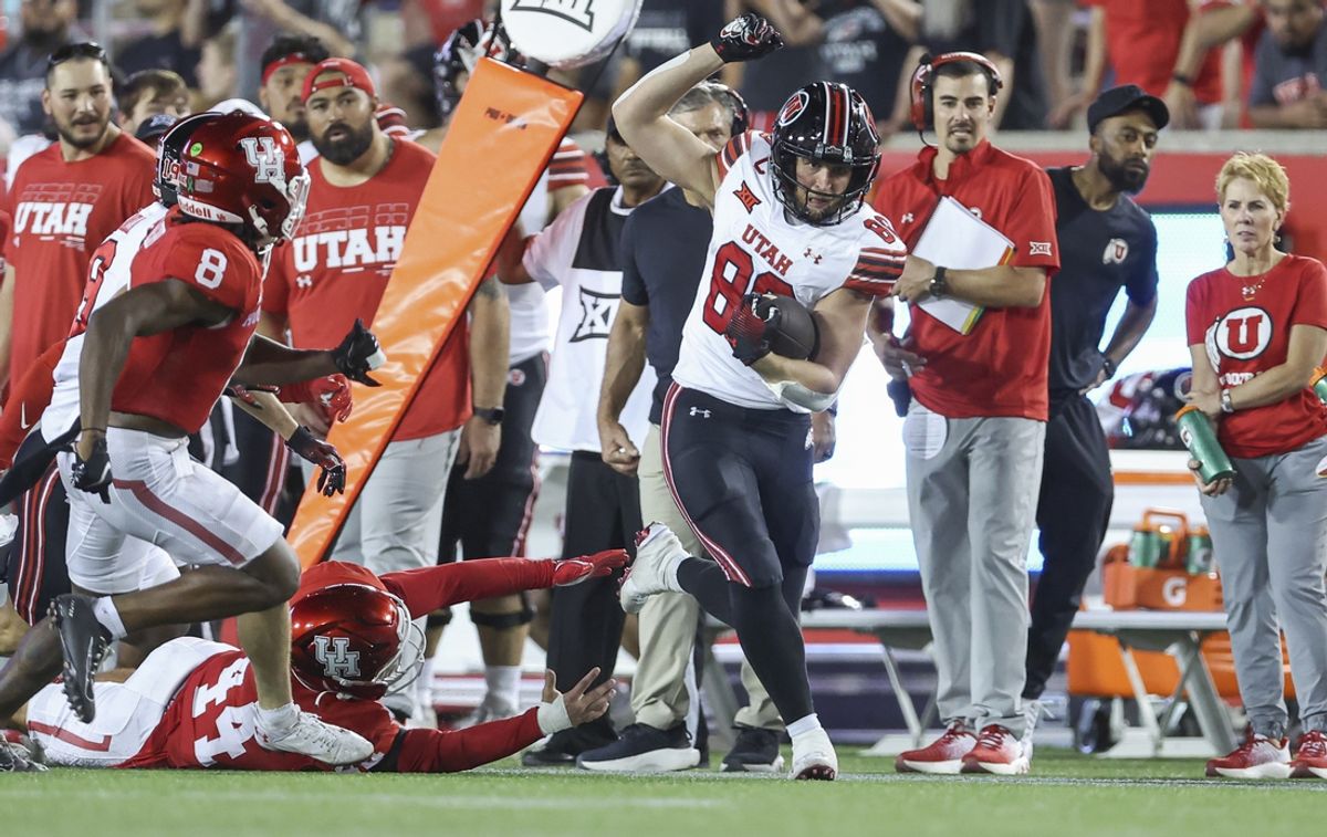 Oct 26, 2024; Houston, Texas, USA; Utah Utes tight end Brant Kuithe (80) runs with the ball after a reception as Houston Cougars linebacker Michael Batton (44) attempts to make a tackle during the second quarter at TDECU Stadium. Mandatory Credit: Troy Taormina-Imagn Images
