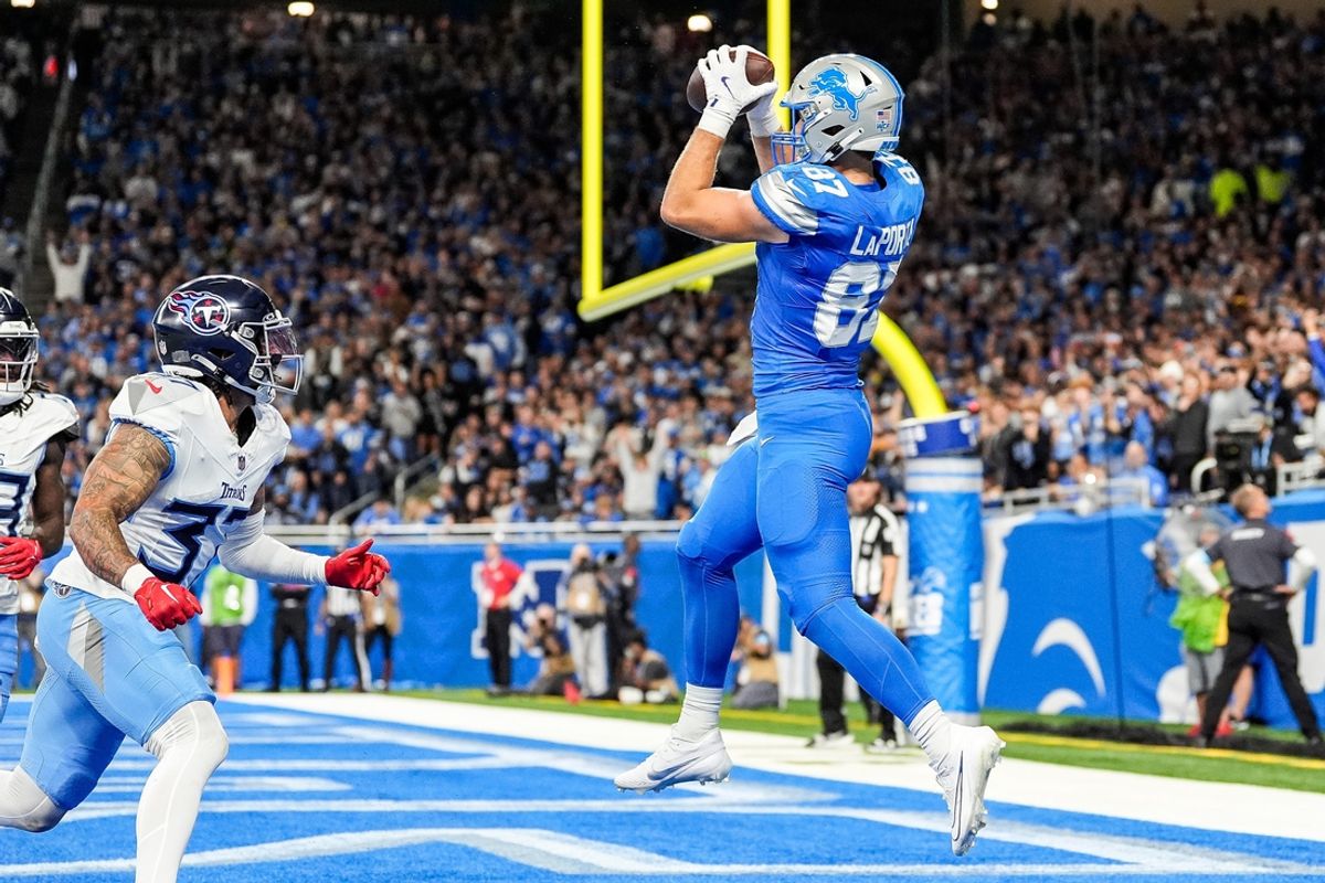 Detroit Lions tight end Sam LaPorta (87) makes a catch in the end zone for a touchdown against Tennessee Titans during the first half at Ford Field in Detroit on Sunday, Oct. 27, 2024.