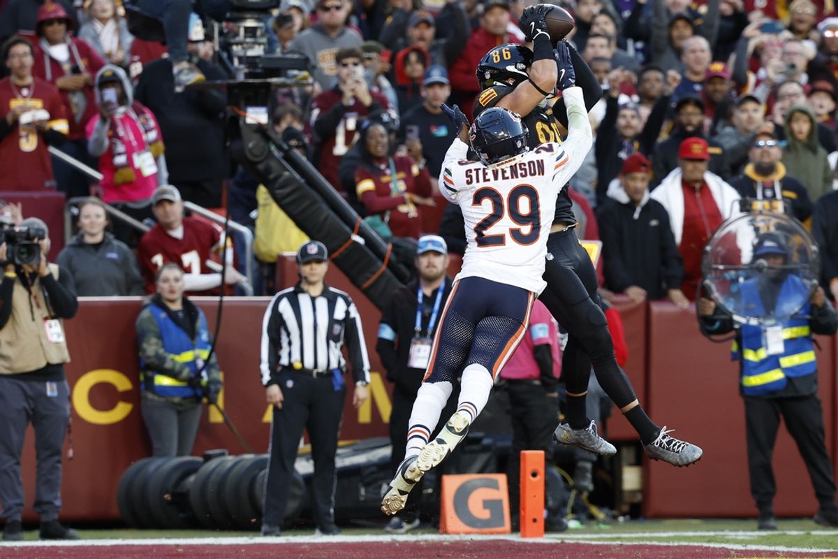 Oct 27, 2024; Landover, Maryland, USA; Washington Commanders tight end Zach Ertz (86) attempts to catch a touchdown pass as Chicago Bears cornerback Tyrique Stevenson (29) defends during the second quarter at Northwest Stadium. Mandatory Credit: Geoff Burke-Imagn Images
