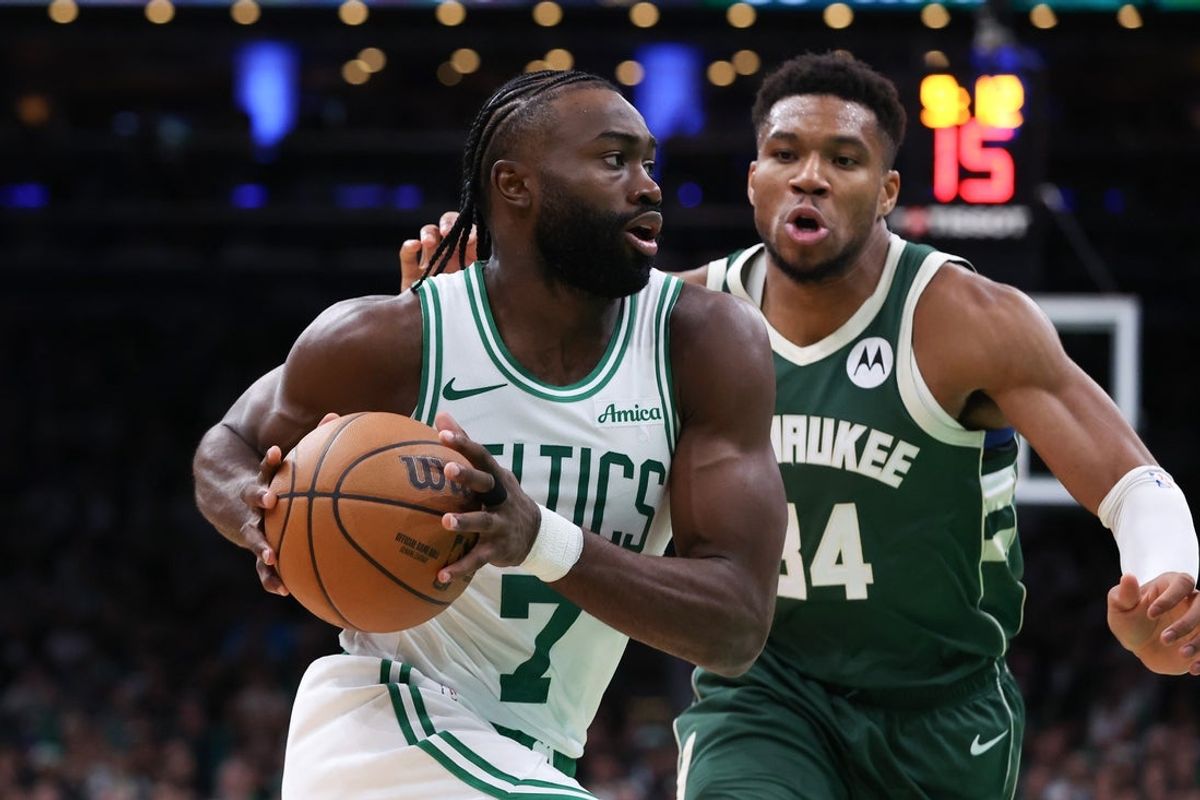 28 de outubro de 2024; Boston, Massachusetts, EUA; O atacante do Boston Celtics, Jaylen Brown (7), acerta a cesta defendida pelo atacante do Milwaukee Bucks, Giannis Antetokounmpo (34), durante o segundo tempo no TD Garden. Crédito obrigatório: Paul Rutherford-Imagn Images